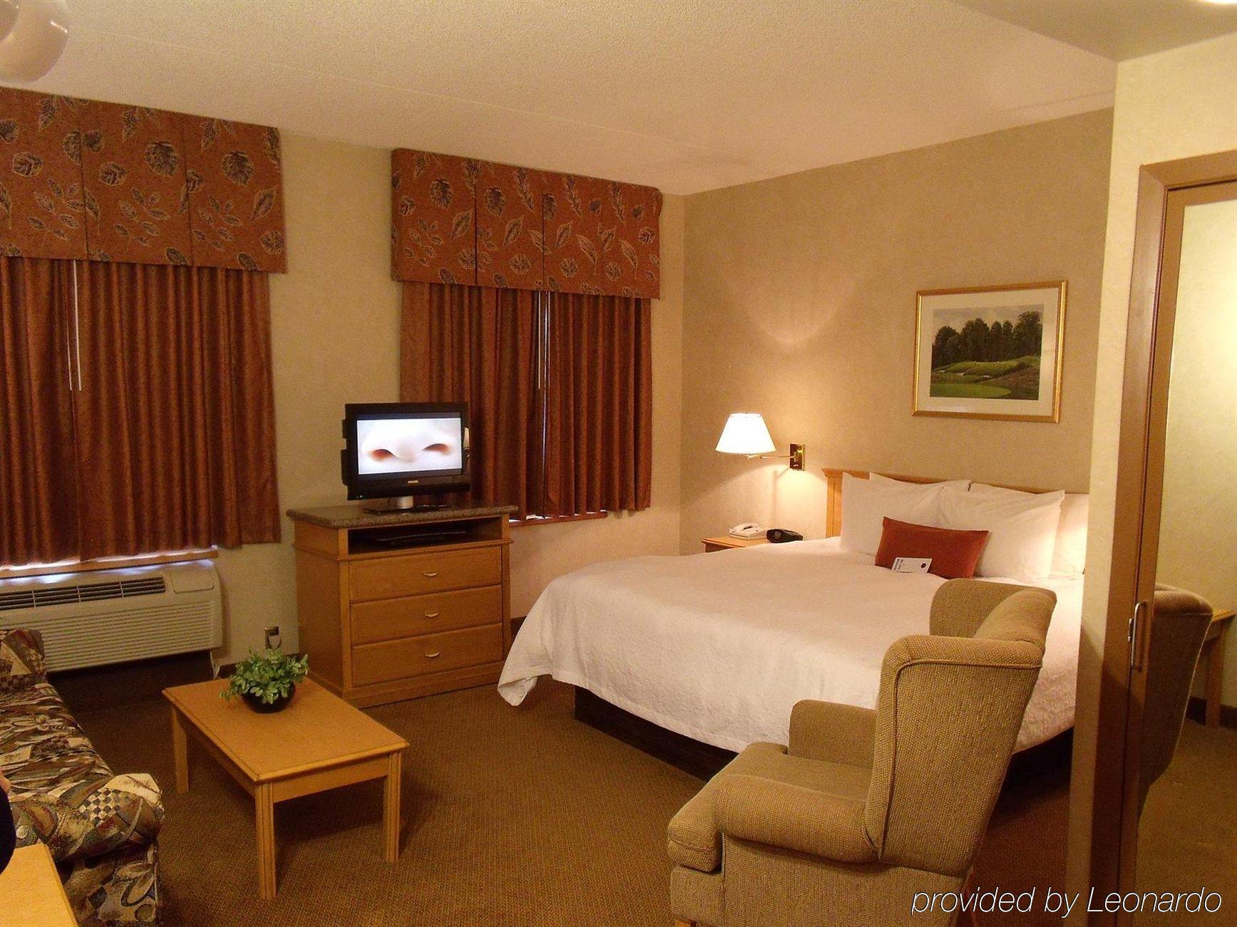 Humphry Inn And Suites Winnipeg Room photo
