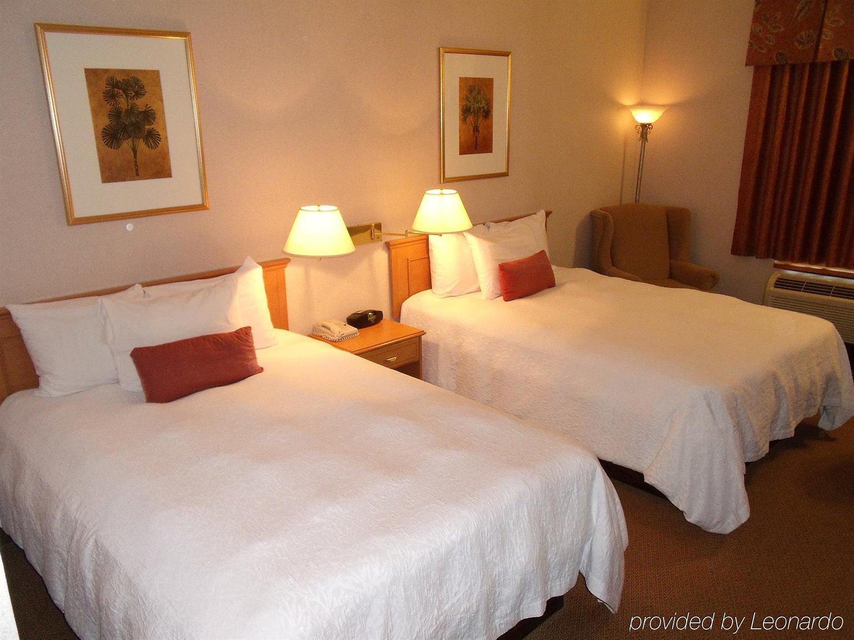 Humphry Inn And Suites Winnipeg Room photo