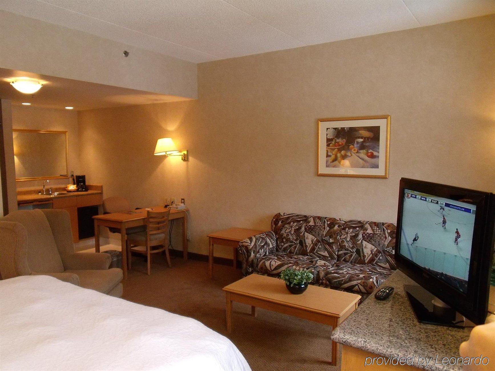 Humphry Inn And Suites Winnipeg Room photo