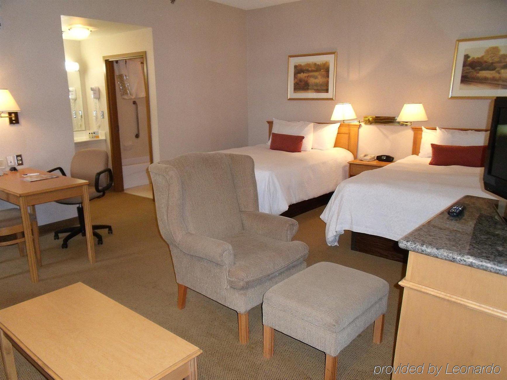 Humphry Inn And Suites Winnipeg Room photo
