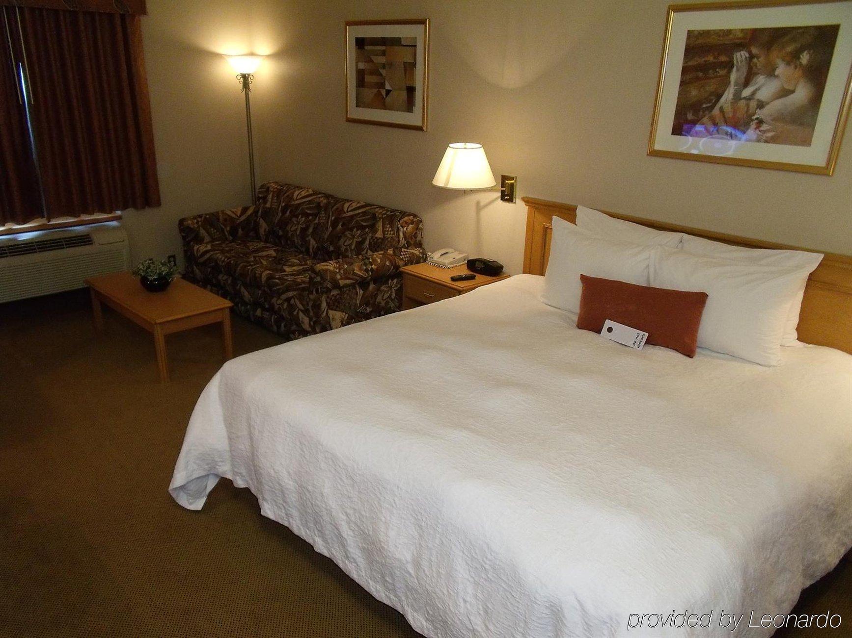 Humphry Inn And Suites Winnipeg Room photo
