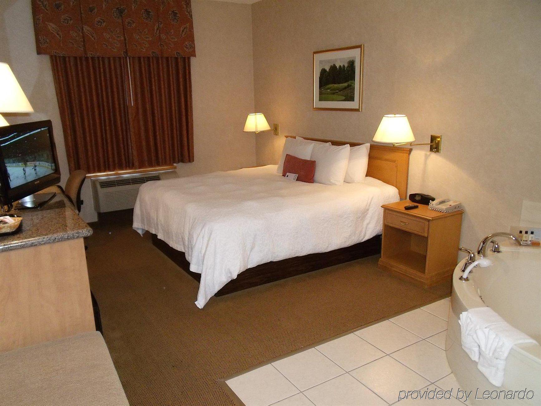 Humphry Inn And Suites Winnipeg Room photo