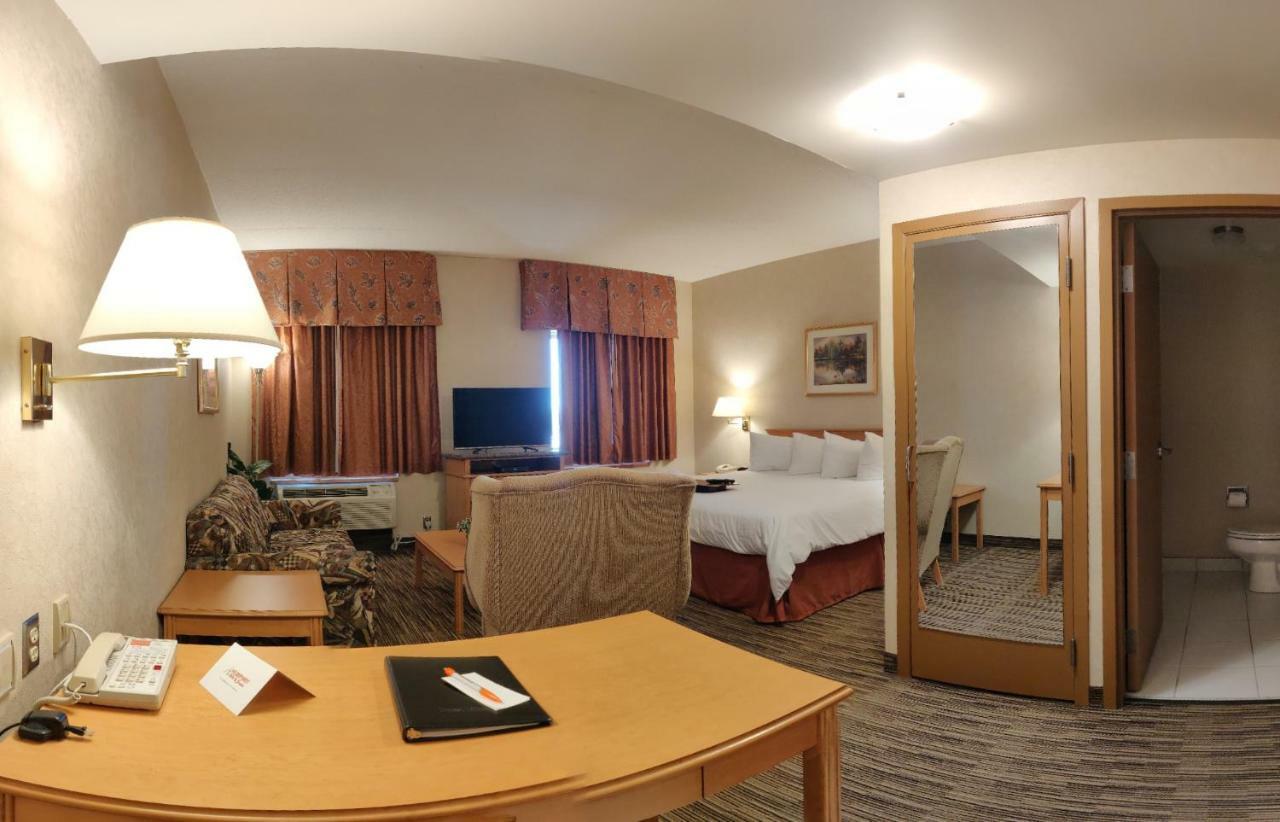 Humphry Inn And Suites Winnipeg Exterior photo